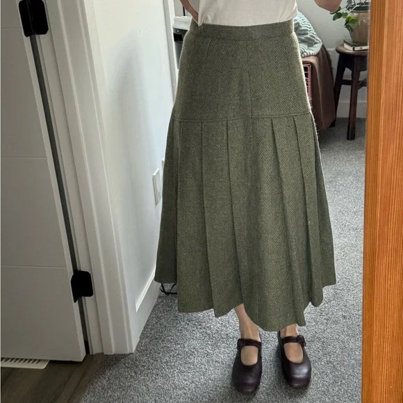 Elegant Green Pleated Skirt - Picture 1 of 13